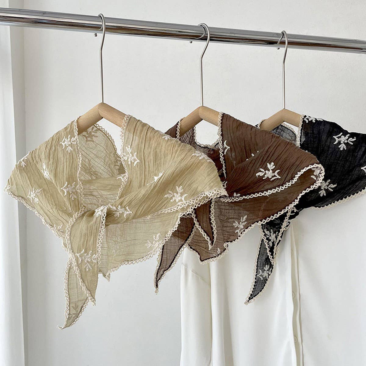 THIN FLORAL LACE TRIANGLE SCARF_CWASC0743