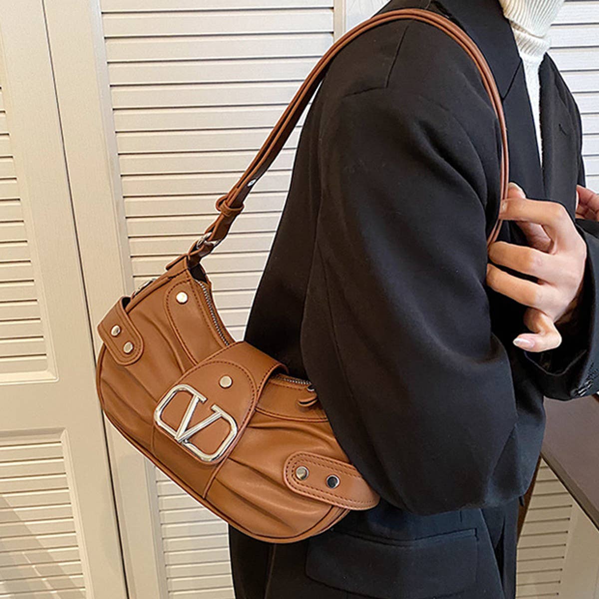 Fashionable Pleated Studded Shoulder Bag_Cwab1578