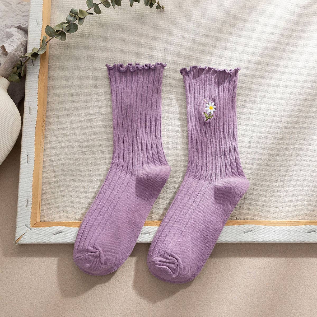 FLOWER EMBROIDERY CREW RUFFLE SOCKS WOMEN_CWMS0293
