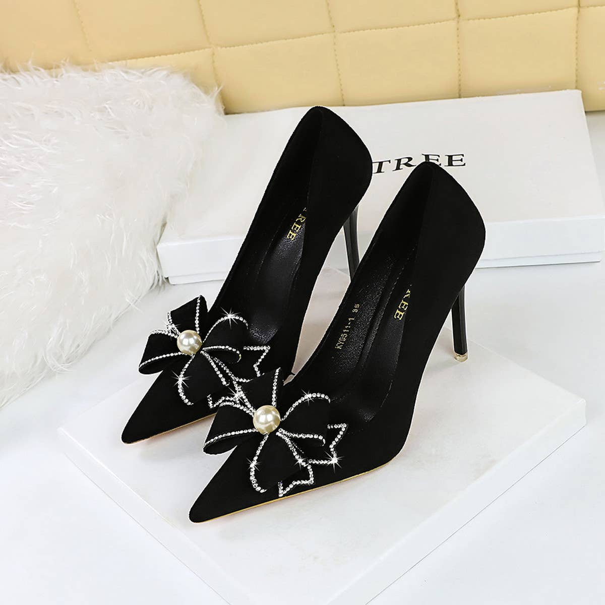 POINTED TOE PEARL AND RHINESTONE BOW HIGH HEELS_CWSHH0103