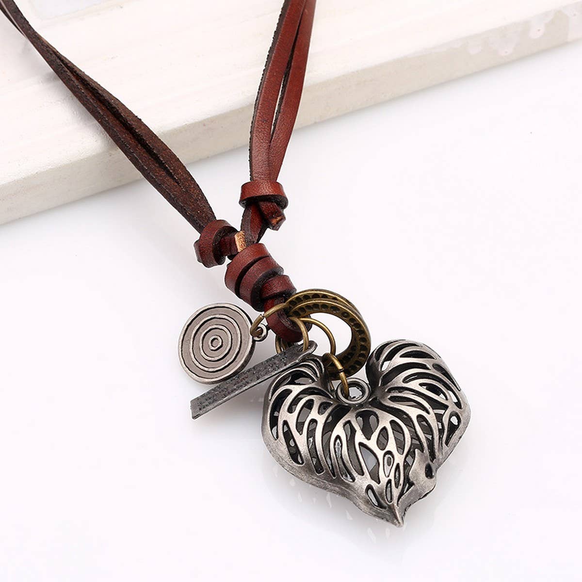 RETRO ART HEART PENDANT COWHIDE NECKLACE_CWMM4602
