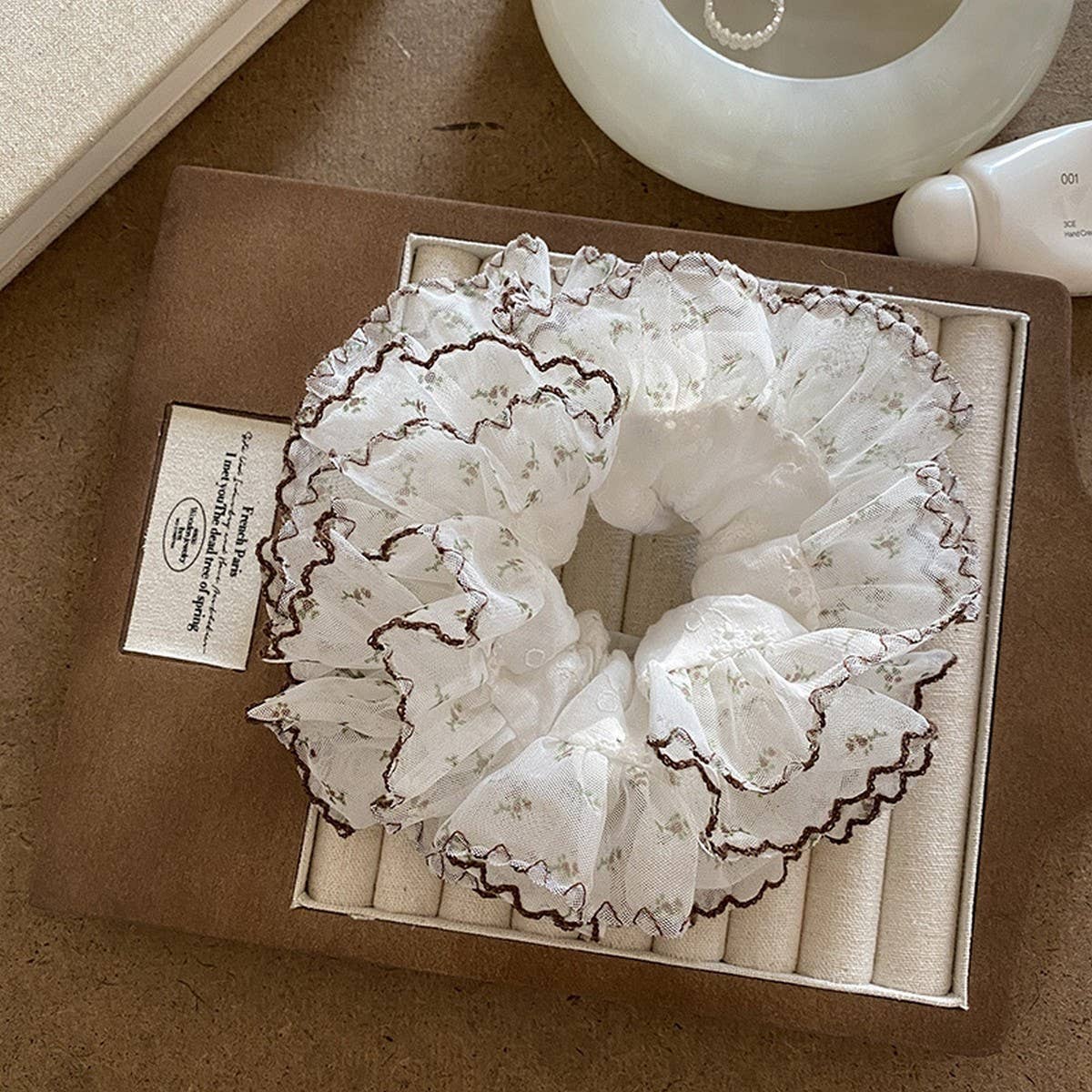 SPRING FLORAL LACE SCRUNCHIE WITH SWEET CONTRAST_CWAHA5506
