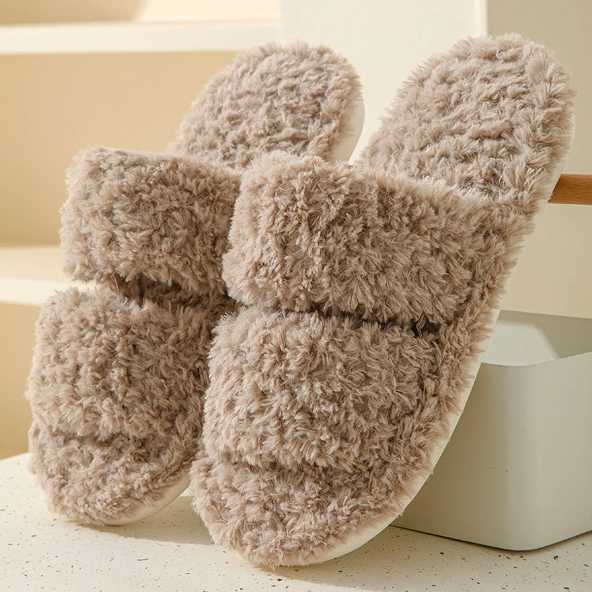 HOME CURLY INDOOR OPEN FUR SLIPPERS_CWSHS0825