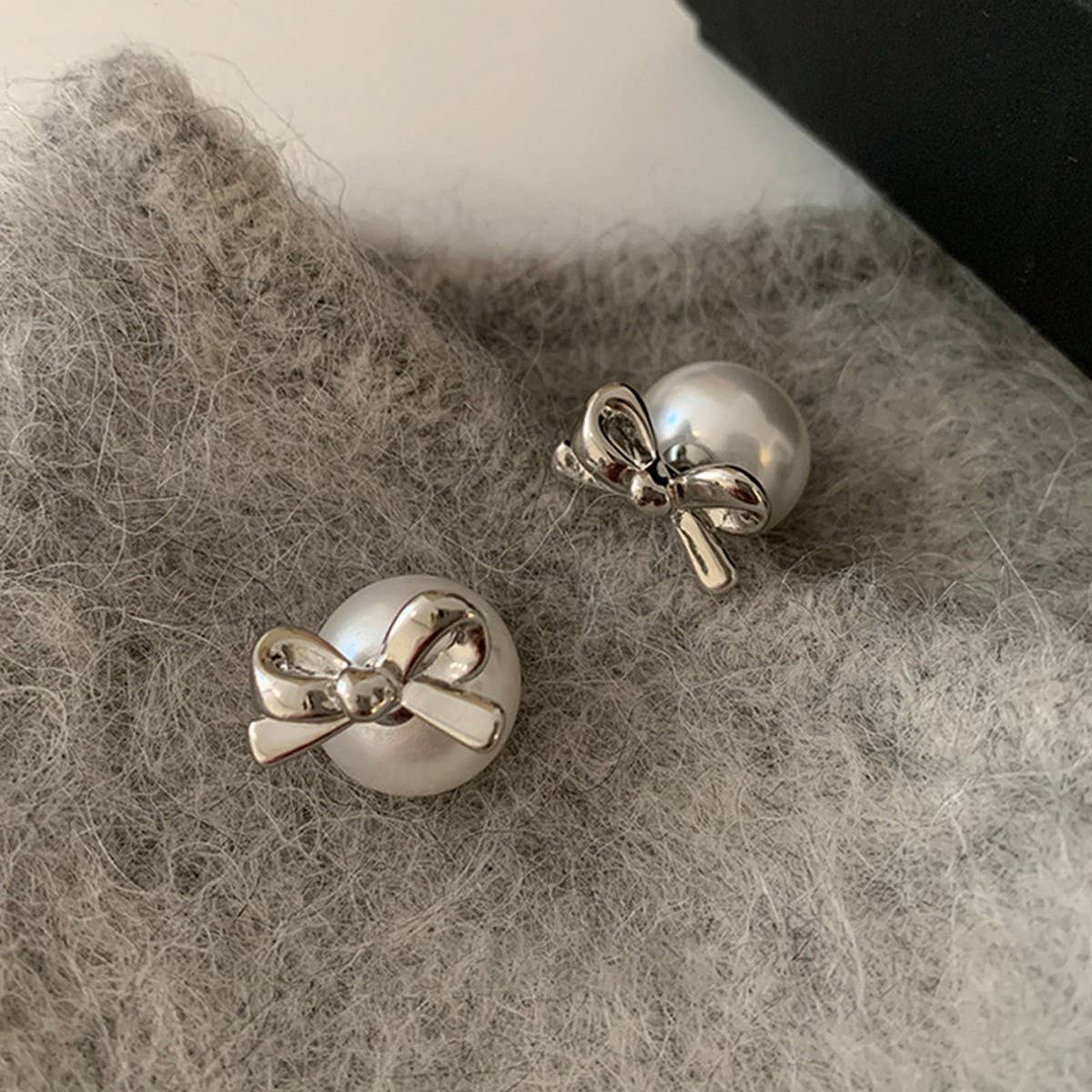 TEMPERAMENTAL AND HIGH END BOW PEARL EARRINGS_CWAJE2971