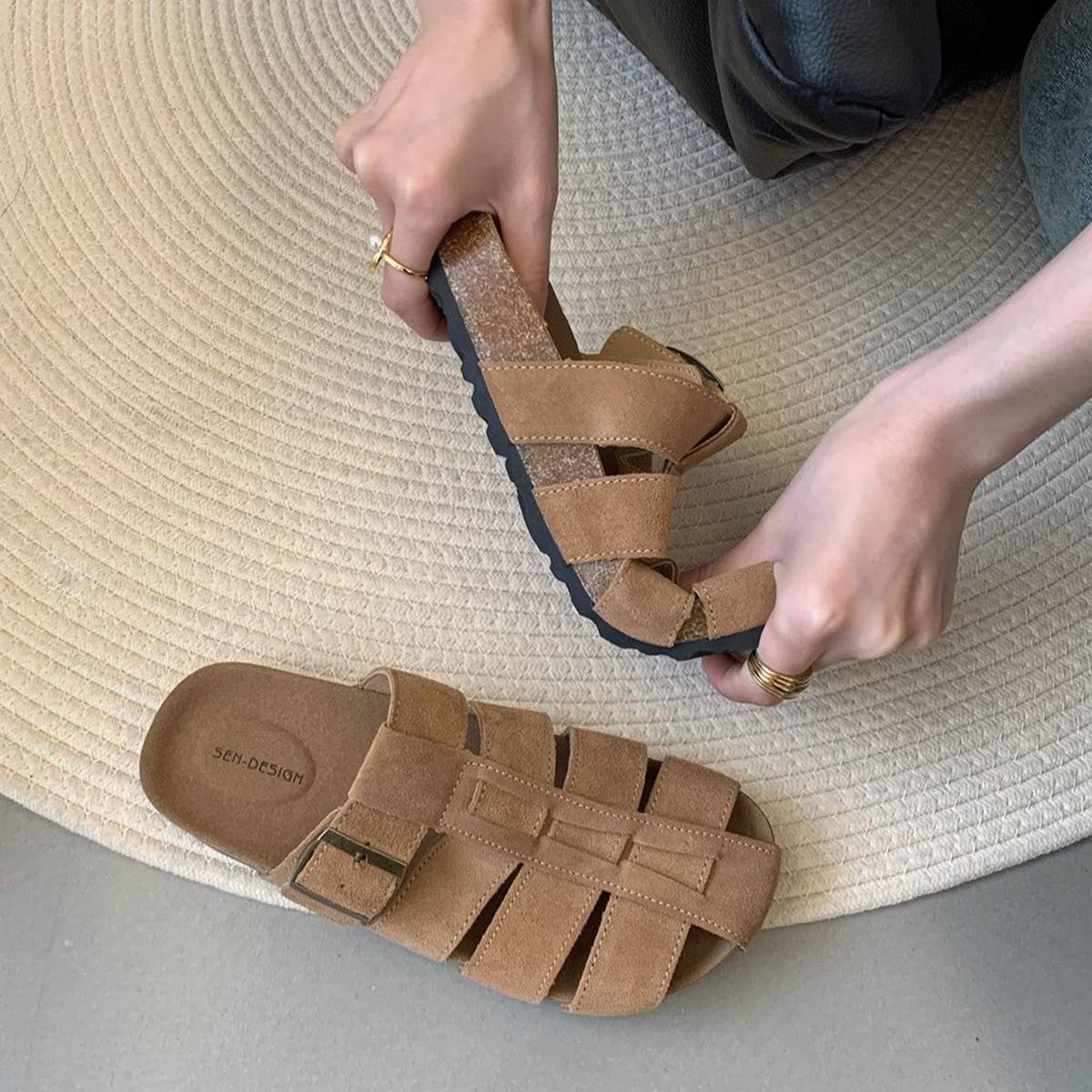 LEATHER CLOSED TOE SLIP ON FLAT MULE SANDALS_CWSHF0151