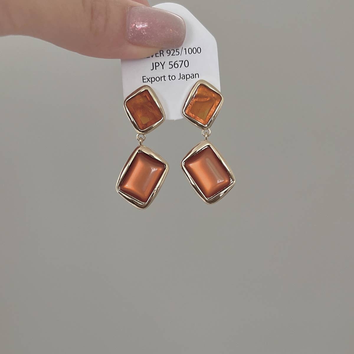BROWN RESIN SQUARE EARRINGS_CWAJE1304