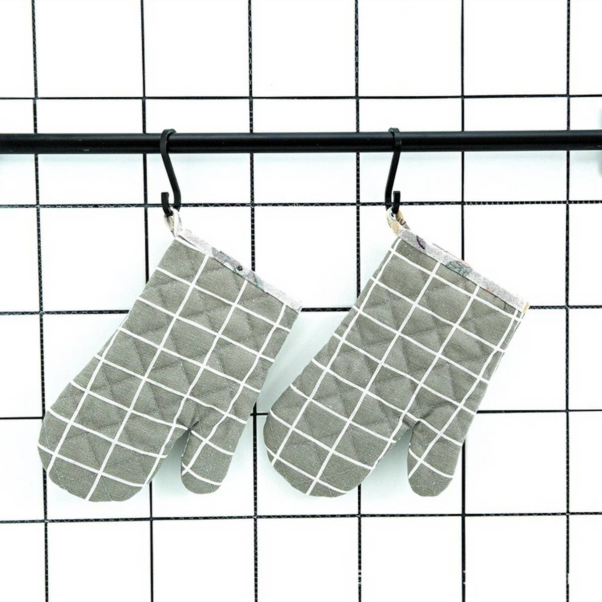 A PAIR OF HEAT RESISTANT BAKING GLOVES_CWMM1452