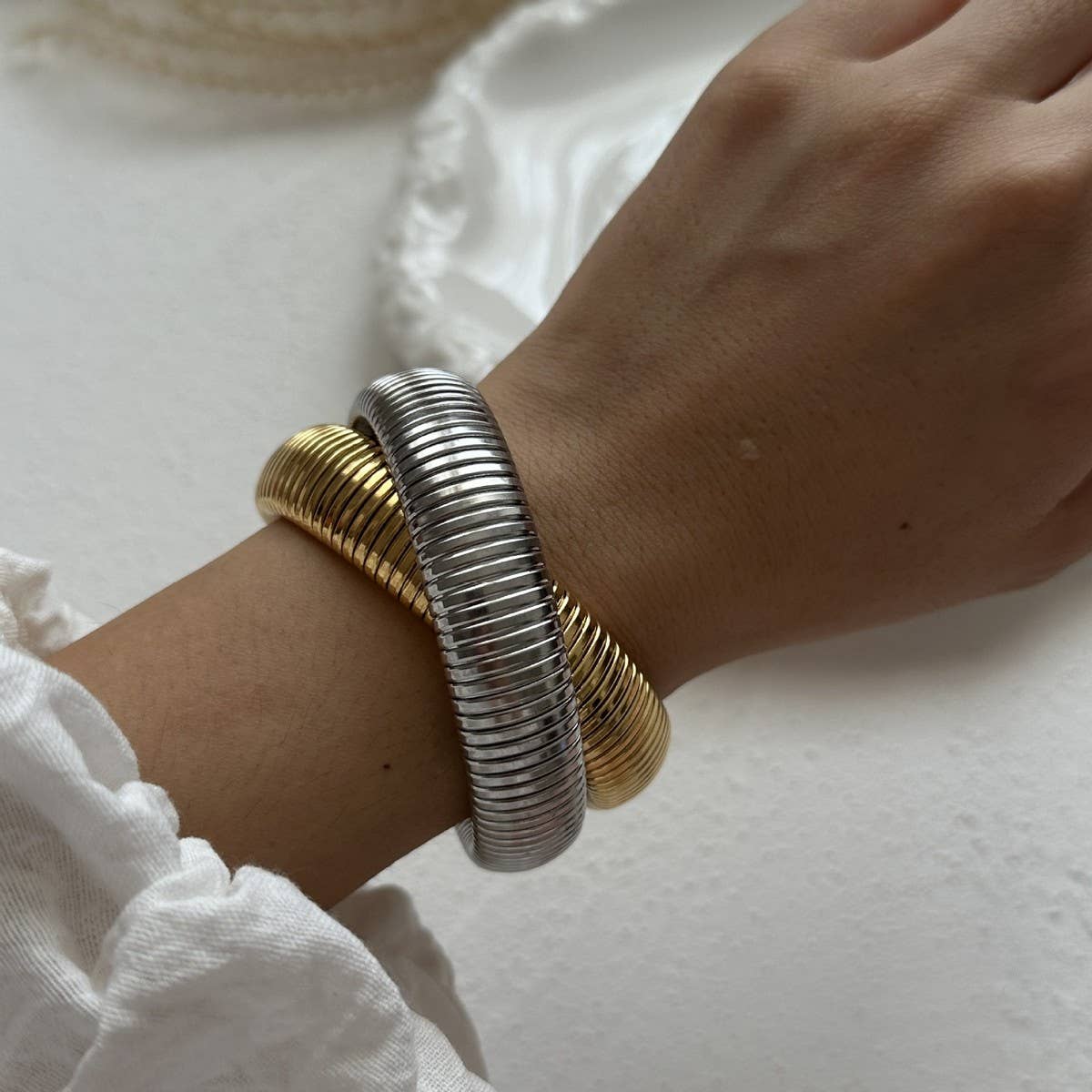 FASHIONABLE SMOOTH SPRING BRACELET FOR WOMEN_CWMM3123