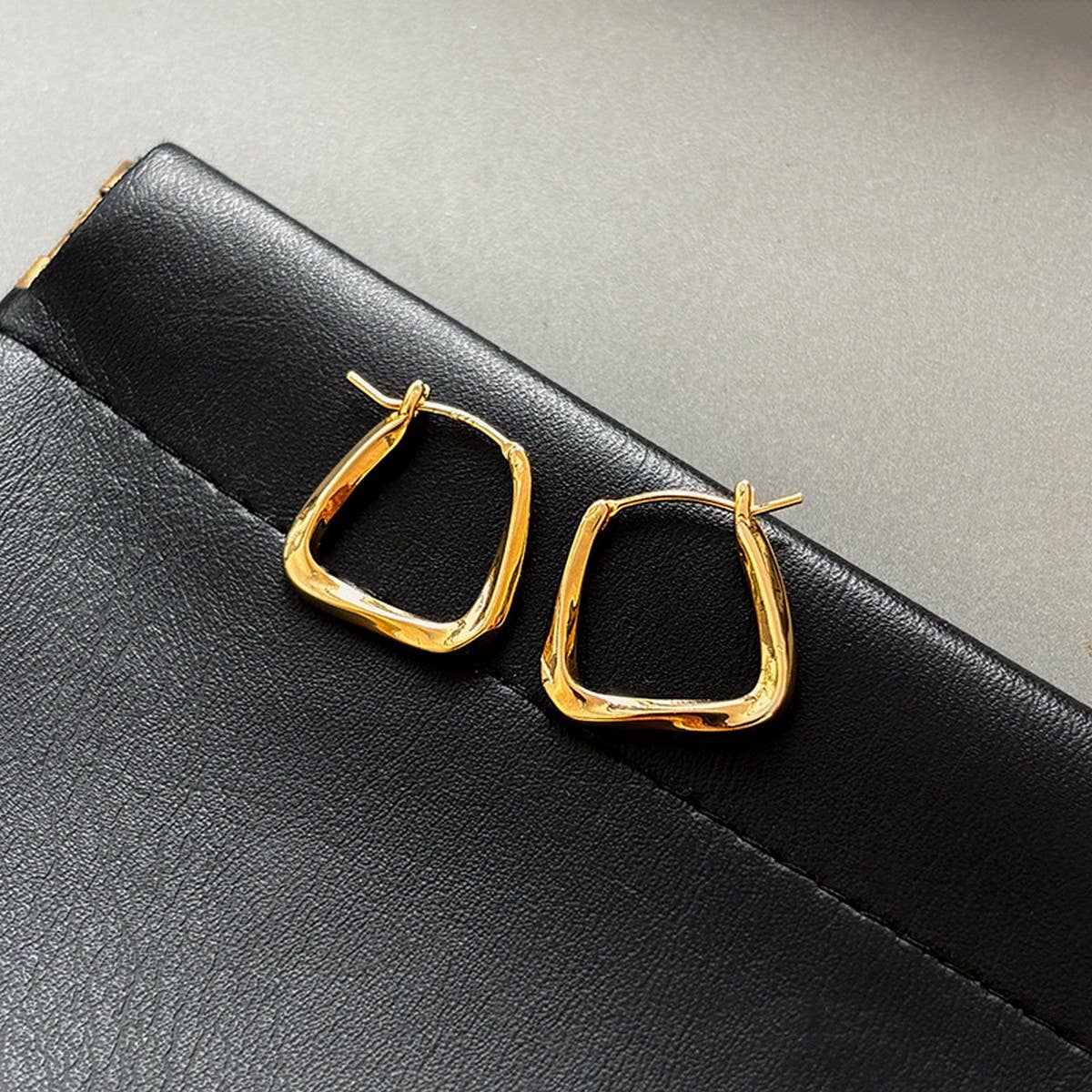 Silver Metal Pleated Hoop Earrings_Cwaje06285