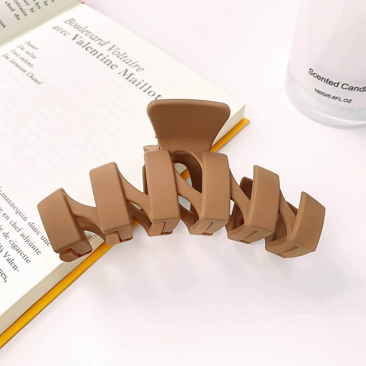 CREAM WAVE HAIR CLAW CHIC SHARK CLIP FOR WOMEN_CWAHA1586