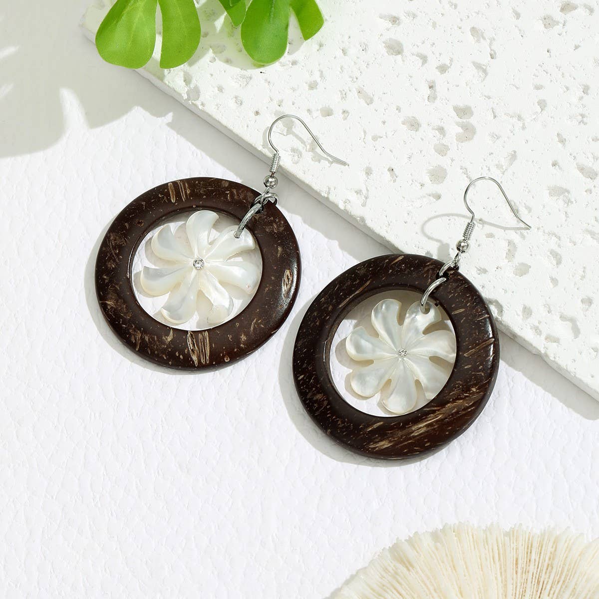 FASHION HOLLOW SPIRAL WHITE SHELL EARRINGS_CWMM4273