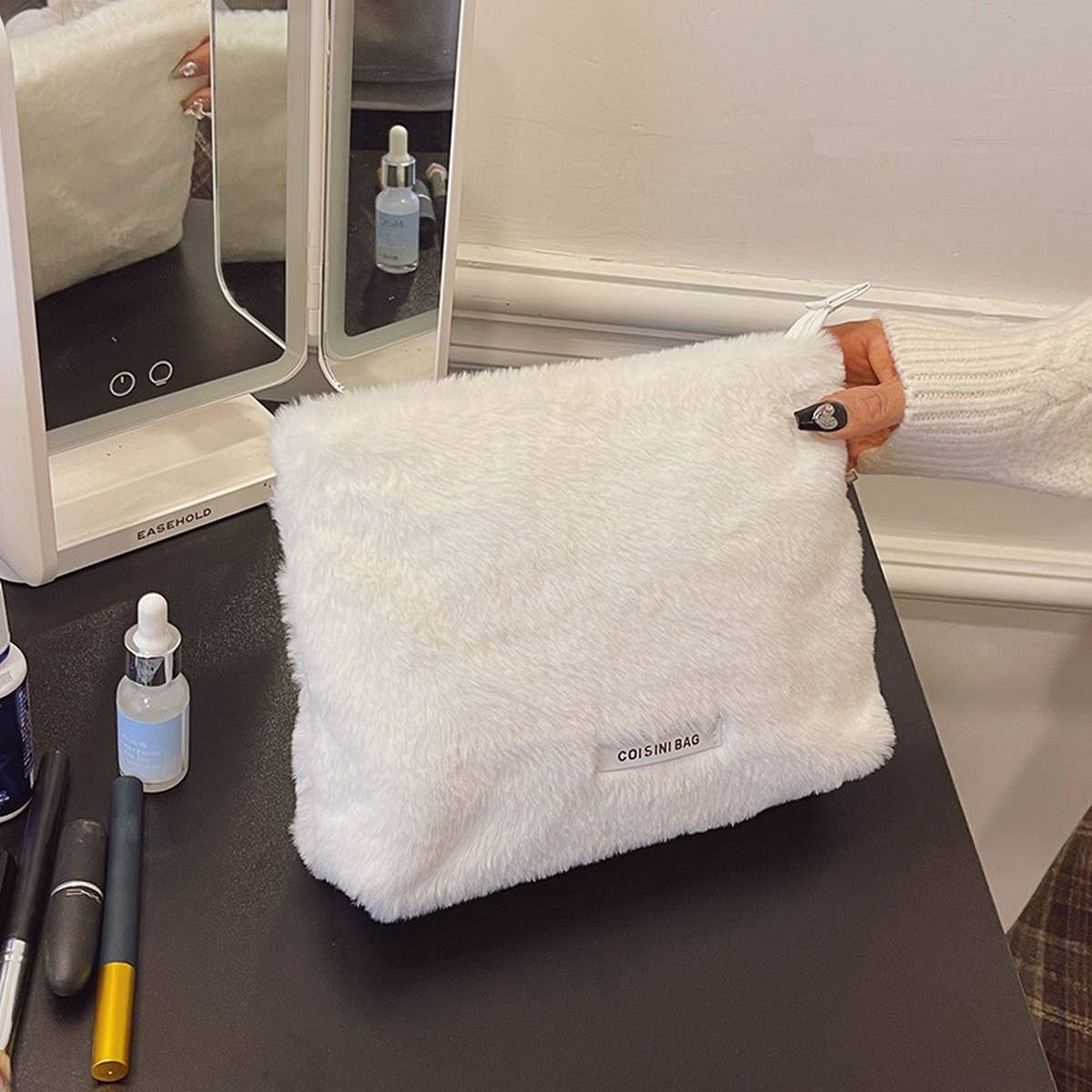 NEW PORTABLE LARGE CAPACITY PLUSH COSMETIC BAG_CWAB4426