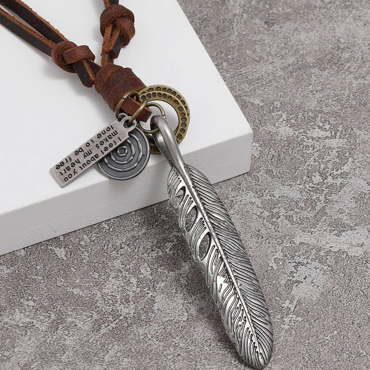 Mens Personalized Simple Feather Leather Necklace_Cwmm4583