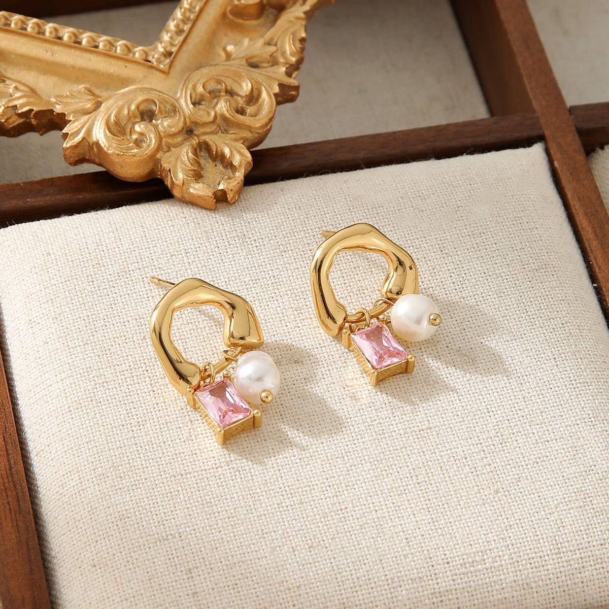HIGHLIGHT BEAD SQUARE COLORED ZIRCONIA EARRINGS_CWMM3596