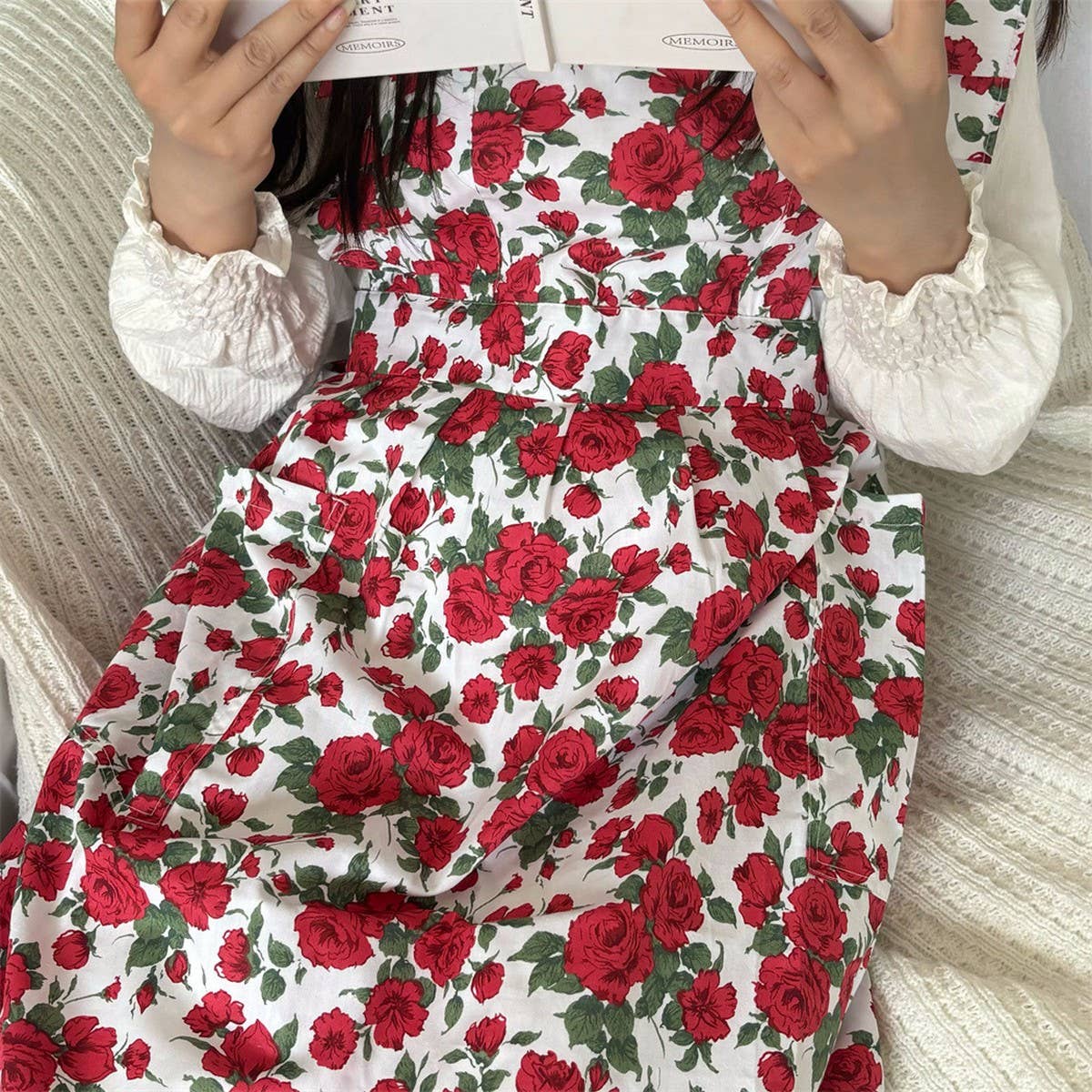 HANDMADE FLORAL ROSES AND RUFFLED APRON_CWMM5797