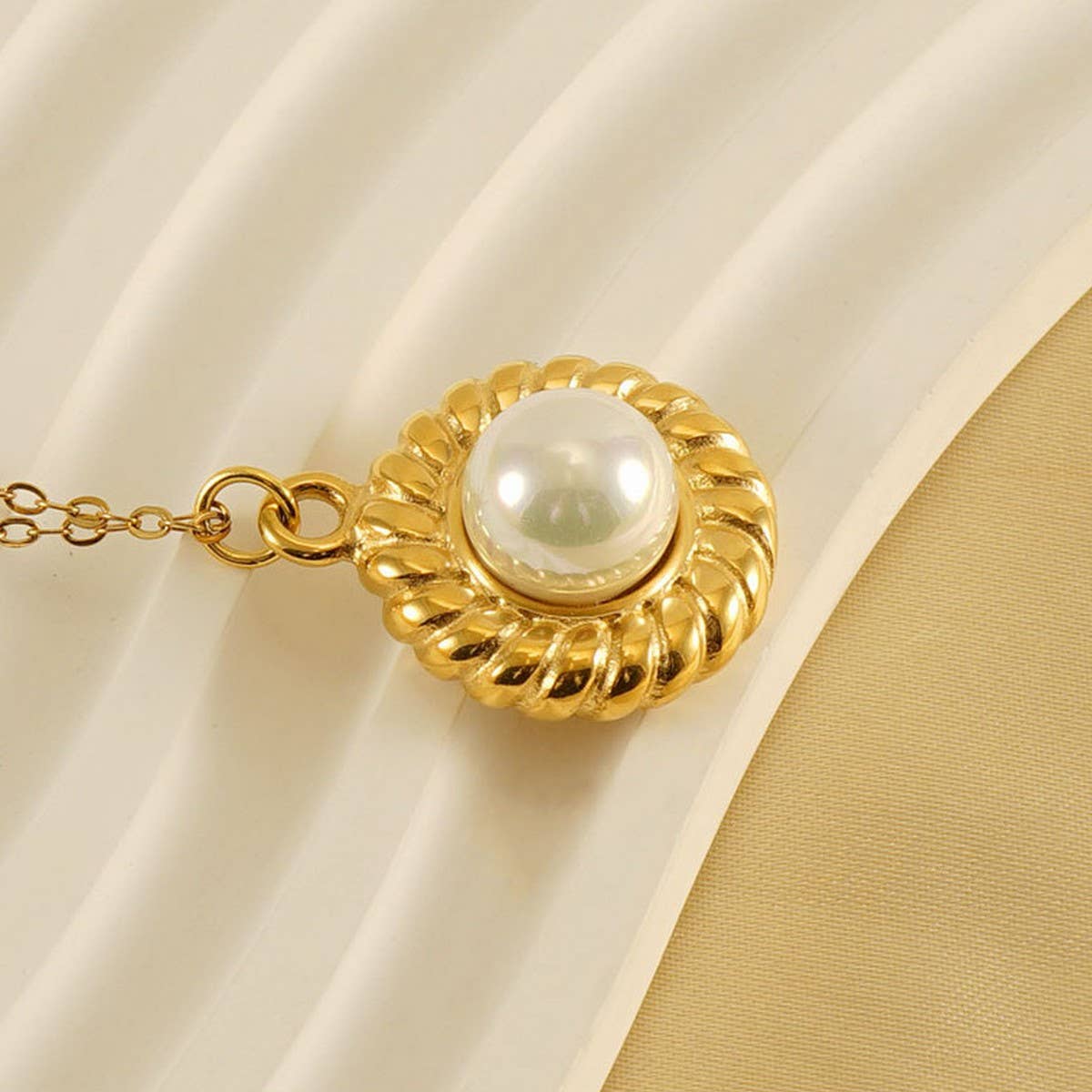 18K GOLD PLATED SUNFLOWER PEARL NECKLACE_CWAJE0694