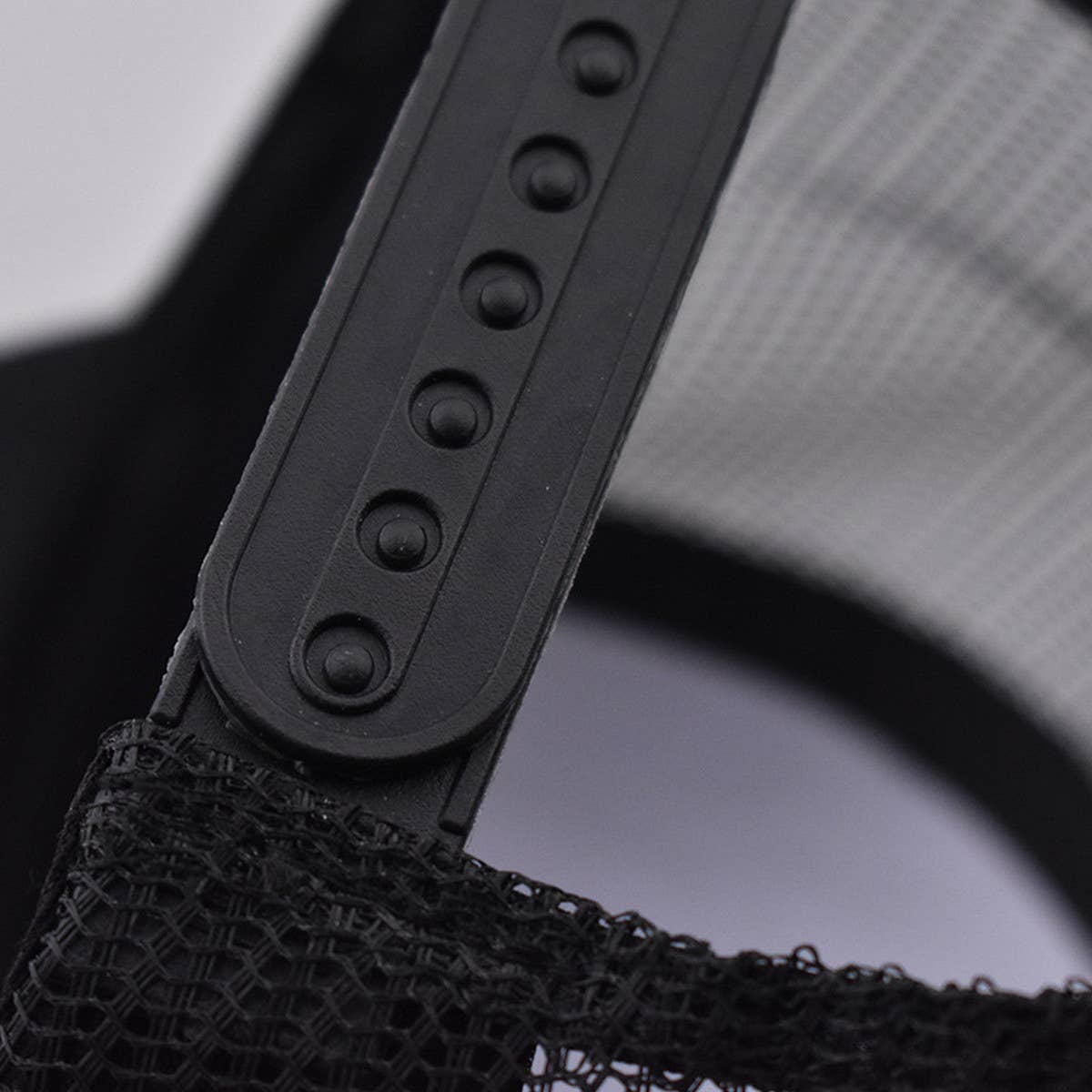 ANIMAL EMBROIDERED BREATHABLE MESH TRUCKER HAT_CWAH1359