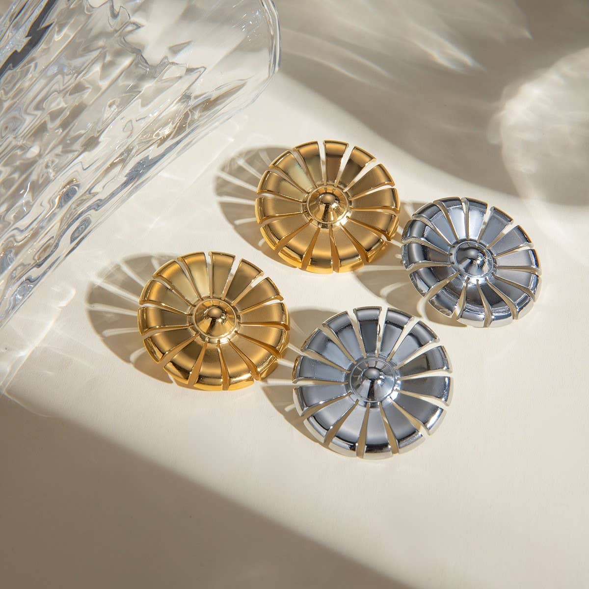 PERSONALIZED DAISY SHAPED ROUND EARRINGS_CWAJE1889