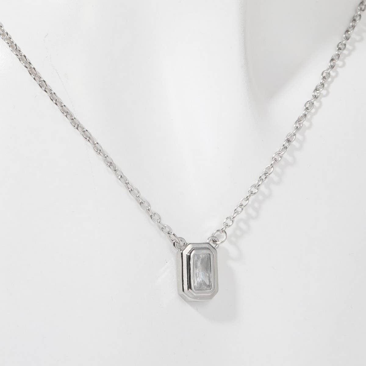 Zirconia Val Round Pendant Necklace_Cwmm5291