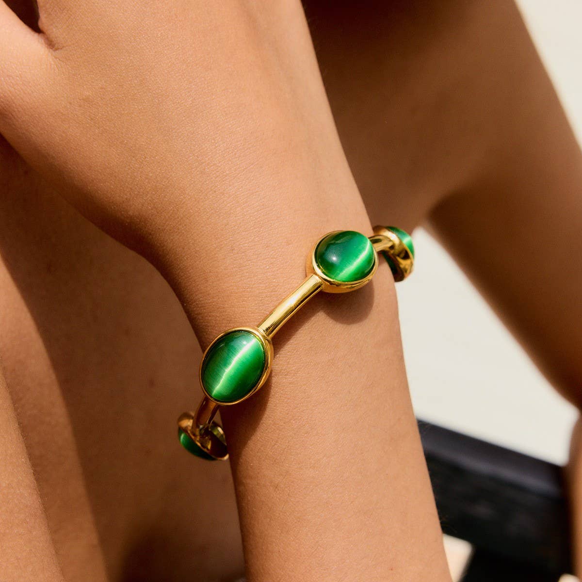 LUXURY 18K GOLD GREEN OVAL NATURAL STONE CUFF_CWAJE4816