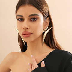 SIMPLE DESIGN POINTED EARRINGS_CWAJE1150