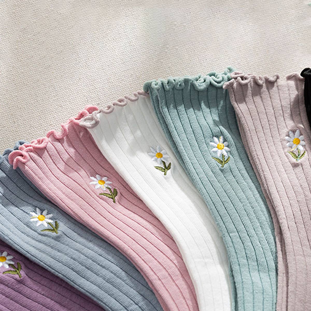 FLOWER EMBROIDERY CREW RUFFLE SOCKS WOMEN_CWMS0293