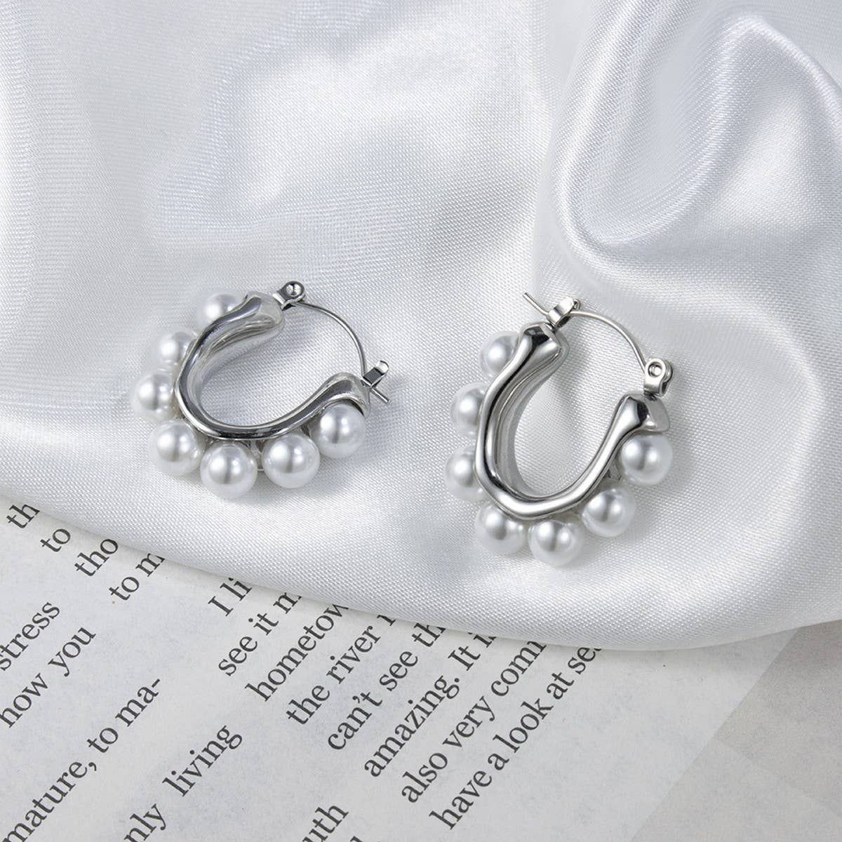 18K GOLD PEARL HUGGIE HOOP EARRINGS_CWAJE0573