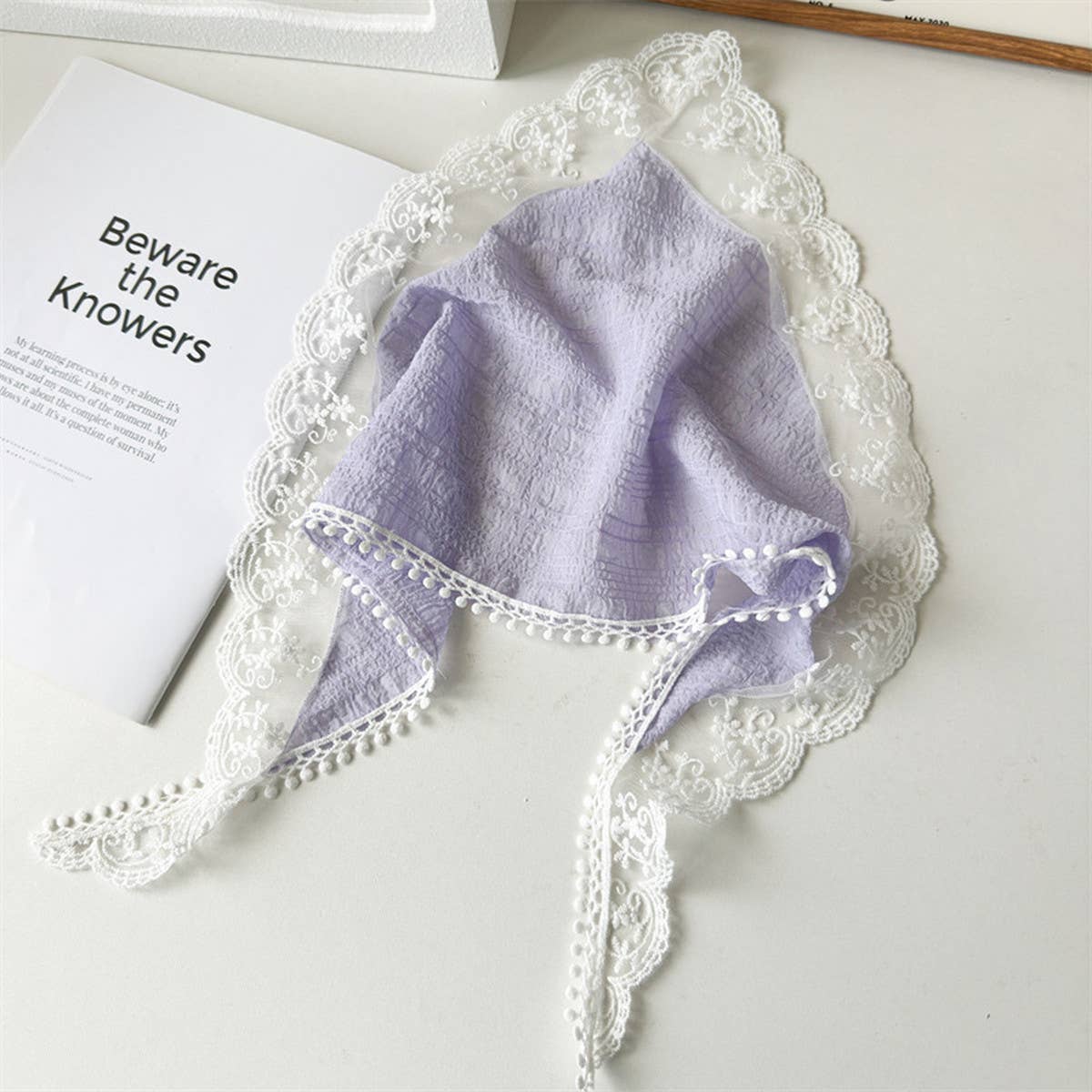 PASTORAL STYLE WHITE LACE TRIANGLE SCARF_CWAHA1375