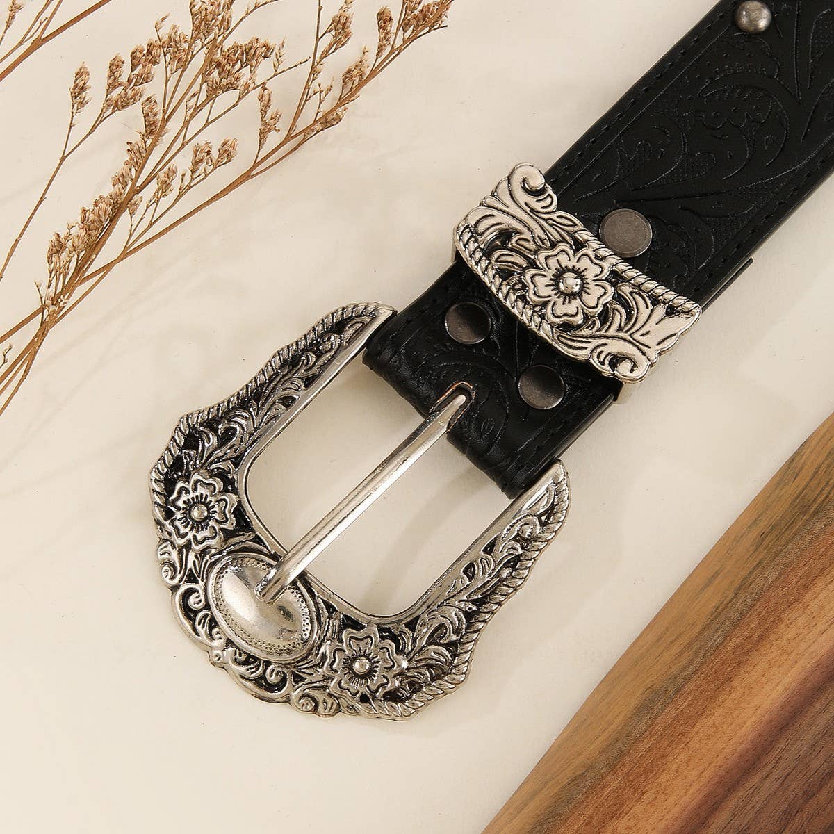 Vintage Distressed Rivet Embossed Belt_Cwmm3957