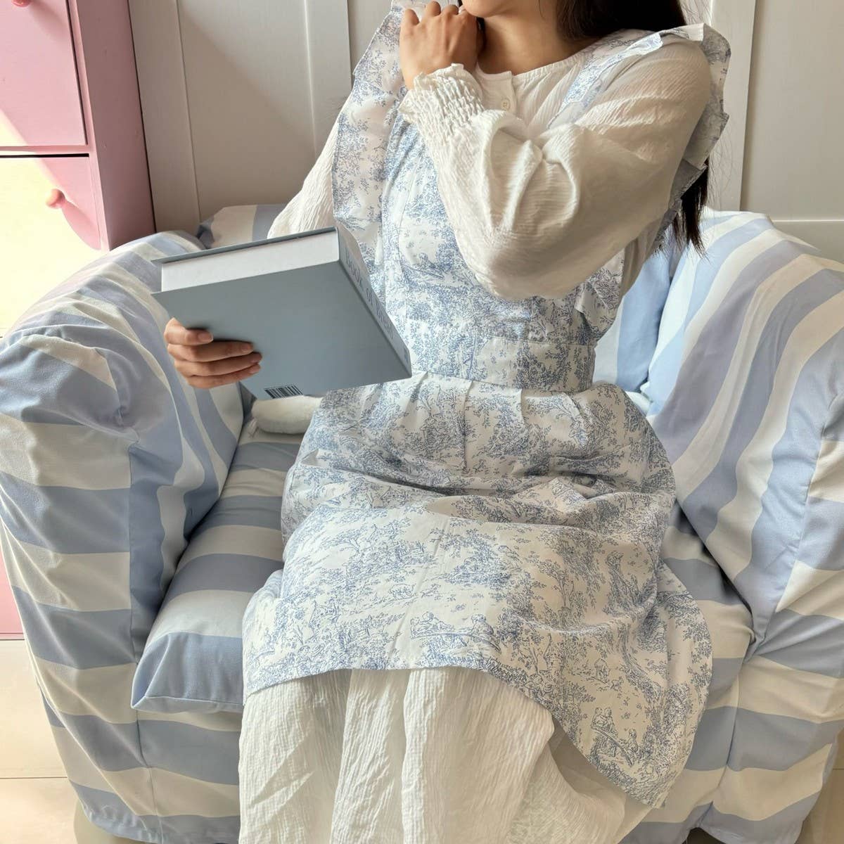 BLUE INK FISHTAIL COTTON RUFFLE APRON_CWMM5794