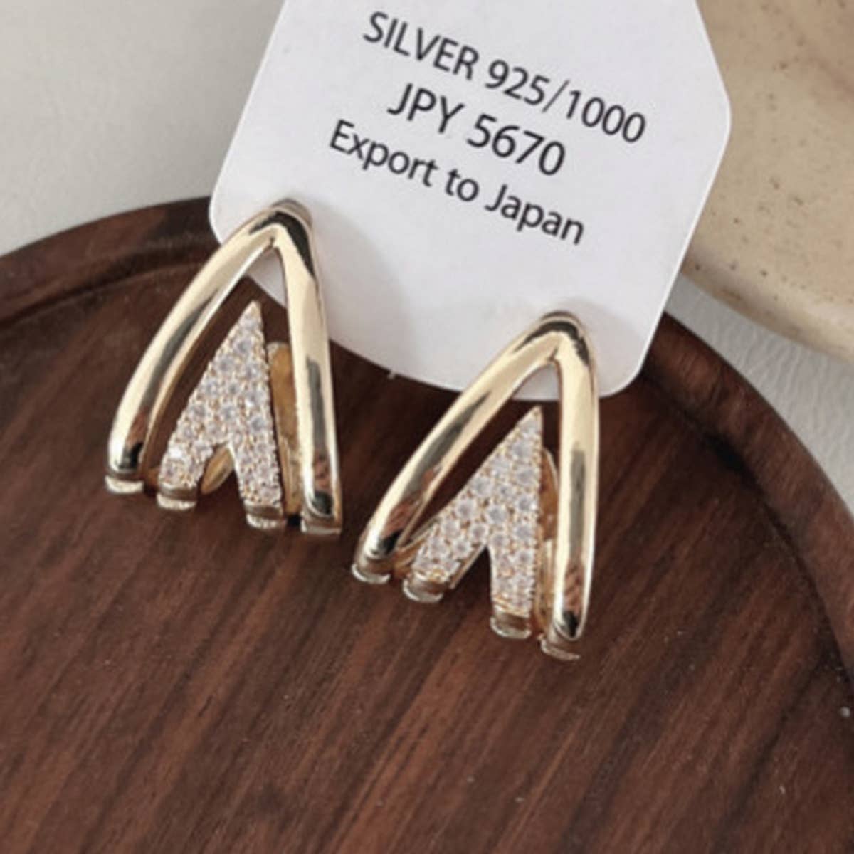 MINIMALIST V SHAPED EARRINGS_CWAJE1415