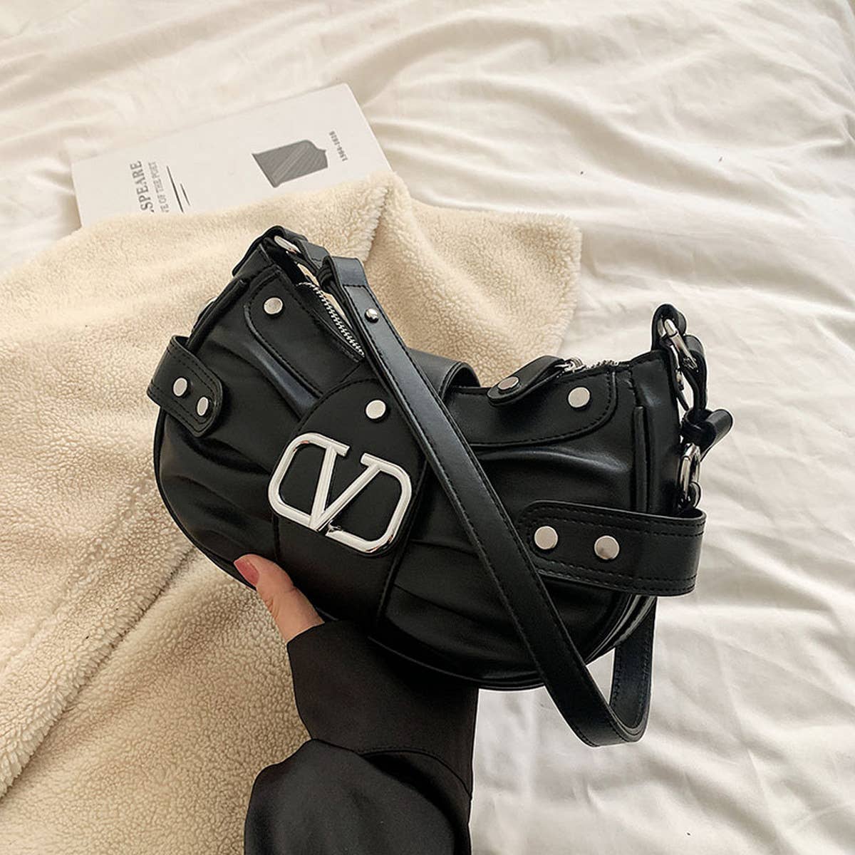 Fashionable Pleated Studded Shoulder Bag_Cwab1578