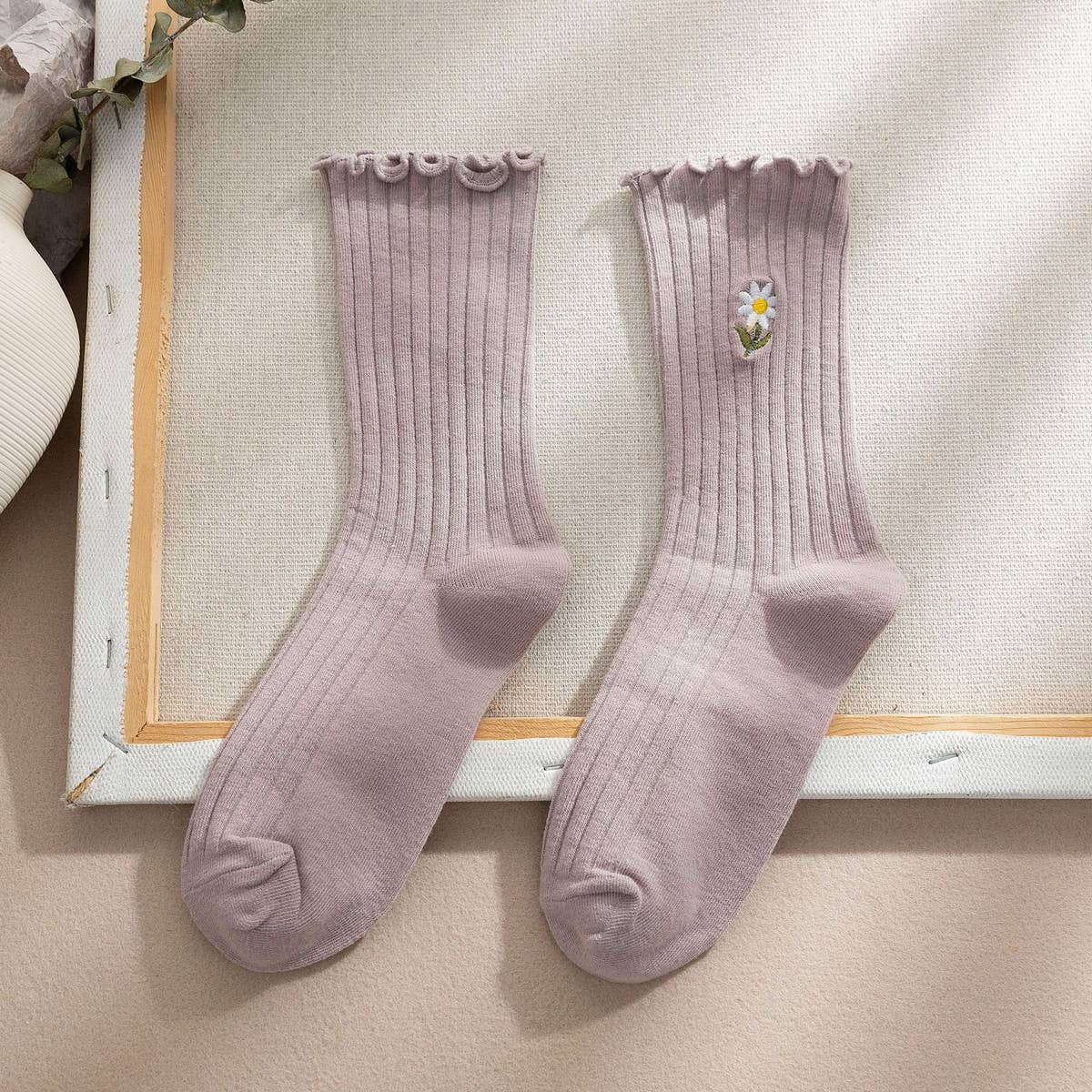 FLOWER EMBROIDERY CREW RUFFLE SOCKS WOMEN_CWMS0293