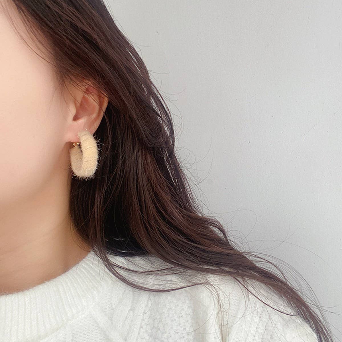 HONG KONG STYLE SHORT VELVET C HOOP EARRINGS_CWAJE2193