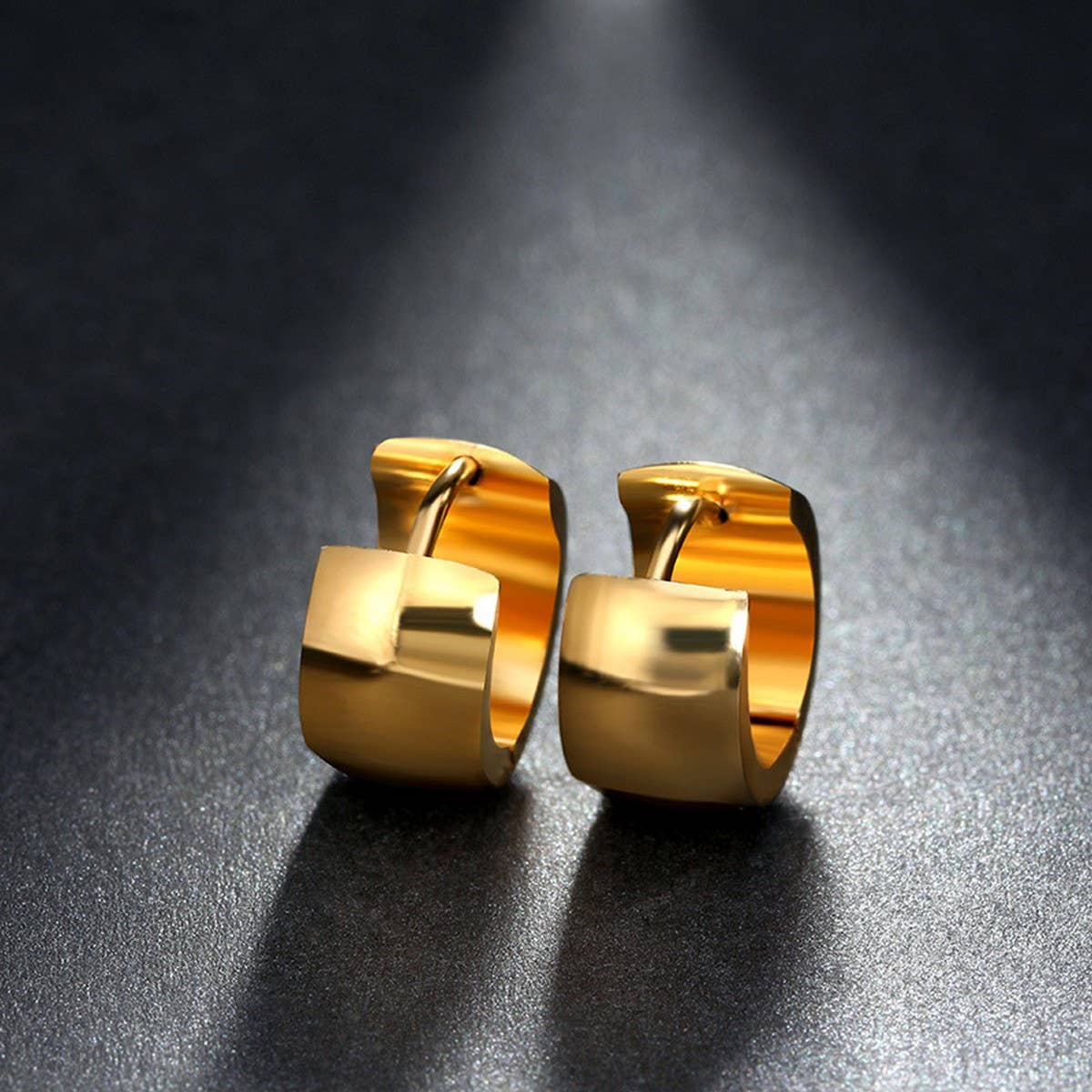 SMALL 18K GOLD HUGGIE HINGED HOOP EARRINGS_CWAJE0568