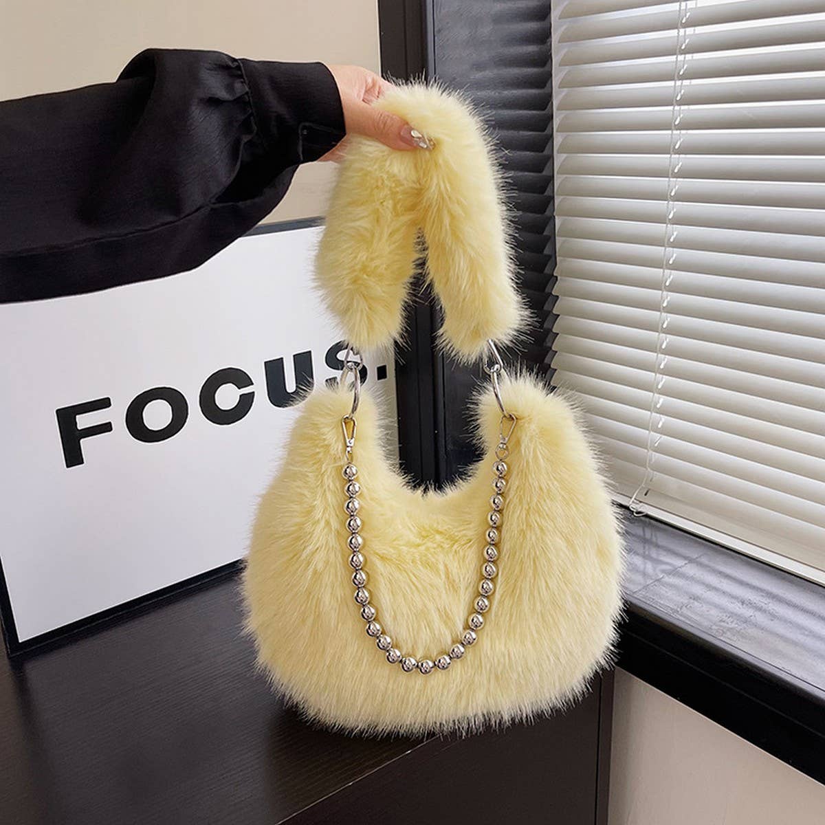 Winter Imitation Fox Fur Pearl Chain Plush Bag_Cwab3962