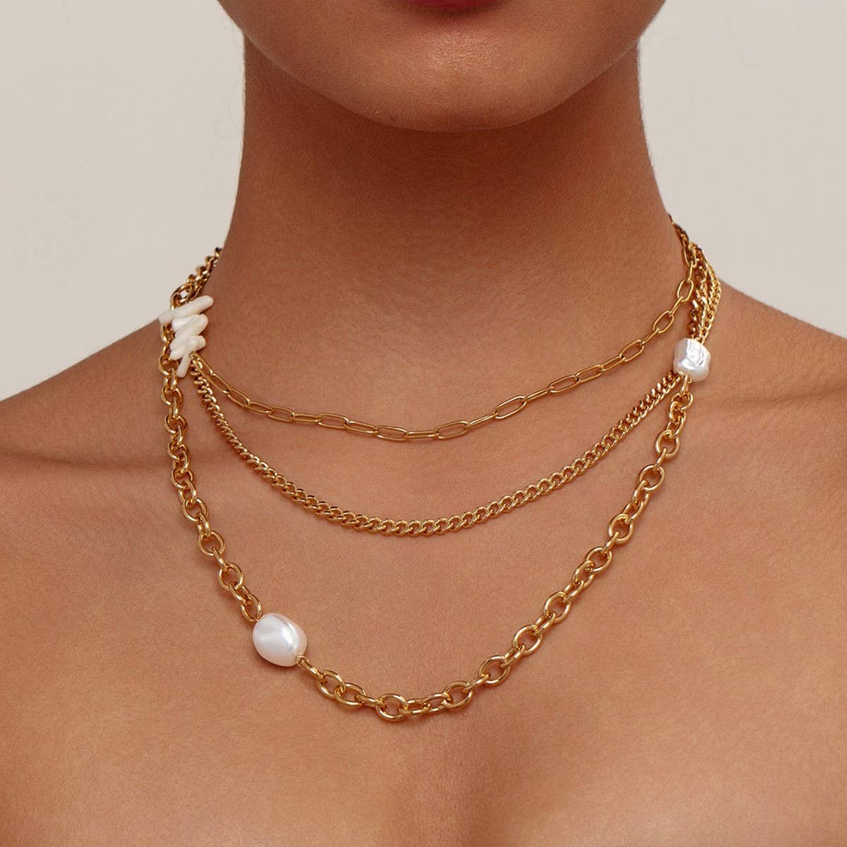 LAYERED CHAIN PEARL PENDANT NECKLACE_CWMM3583