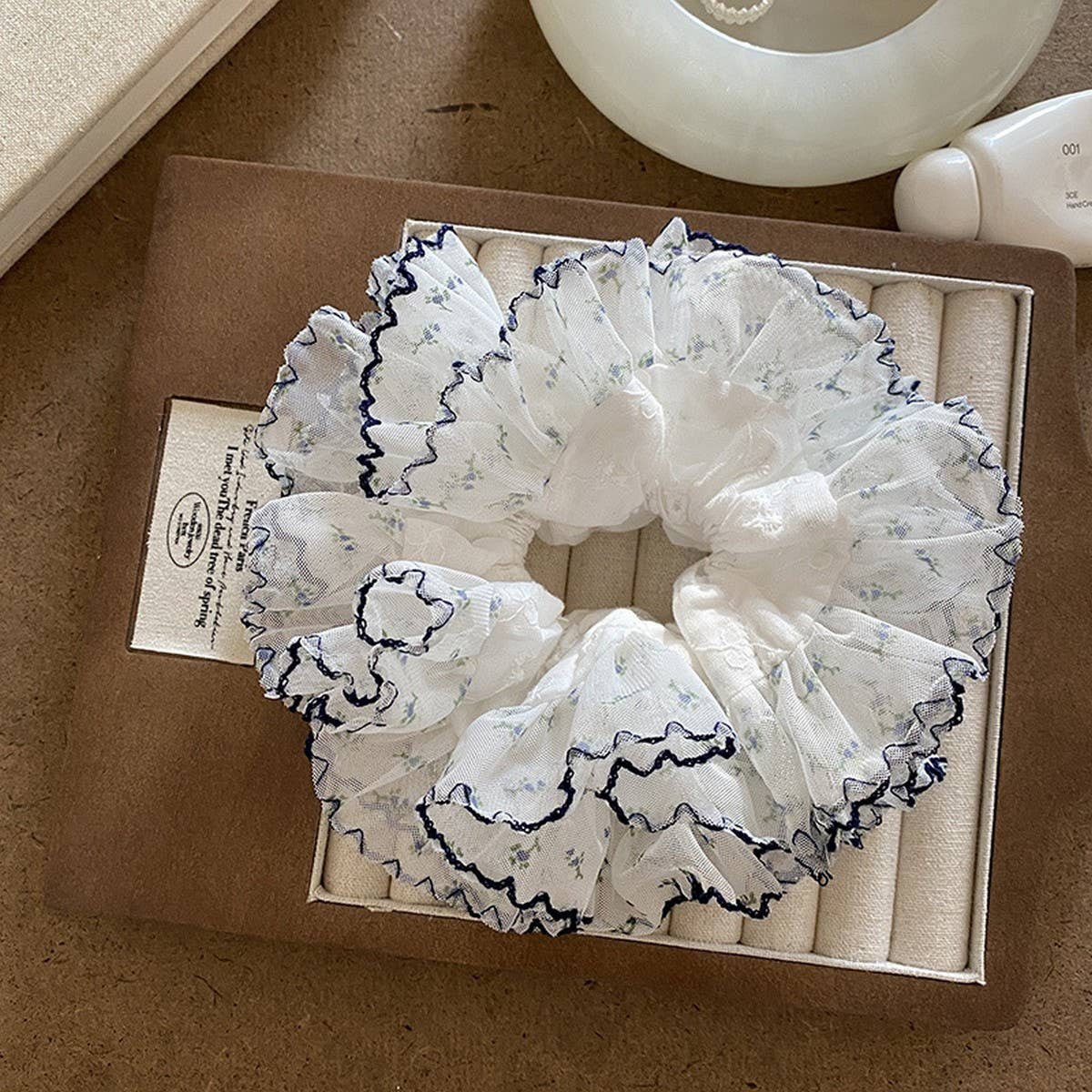 SPRING FLORAL LACE SCRUNCHIE WITH SWEET CONTRAST_CWAHA5506