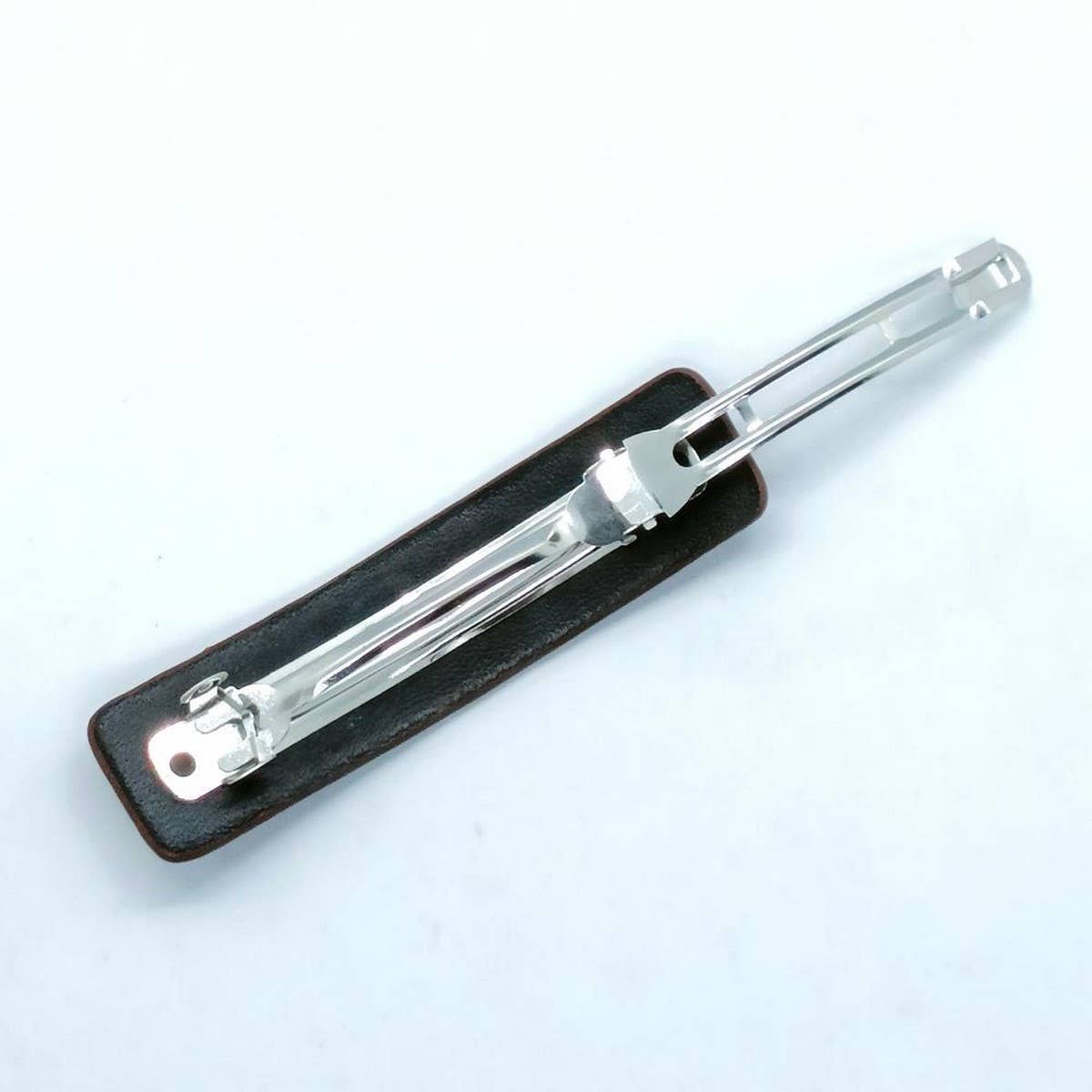 ROSE TOTEM CARVED PAINTED FAUX LEATHER HAIR CLIP_CWAHA6354