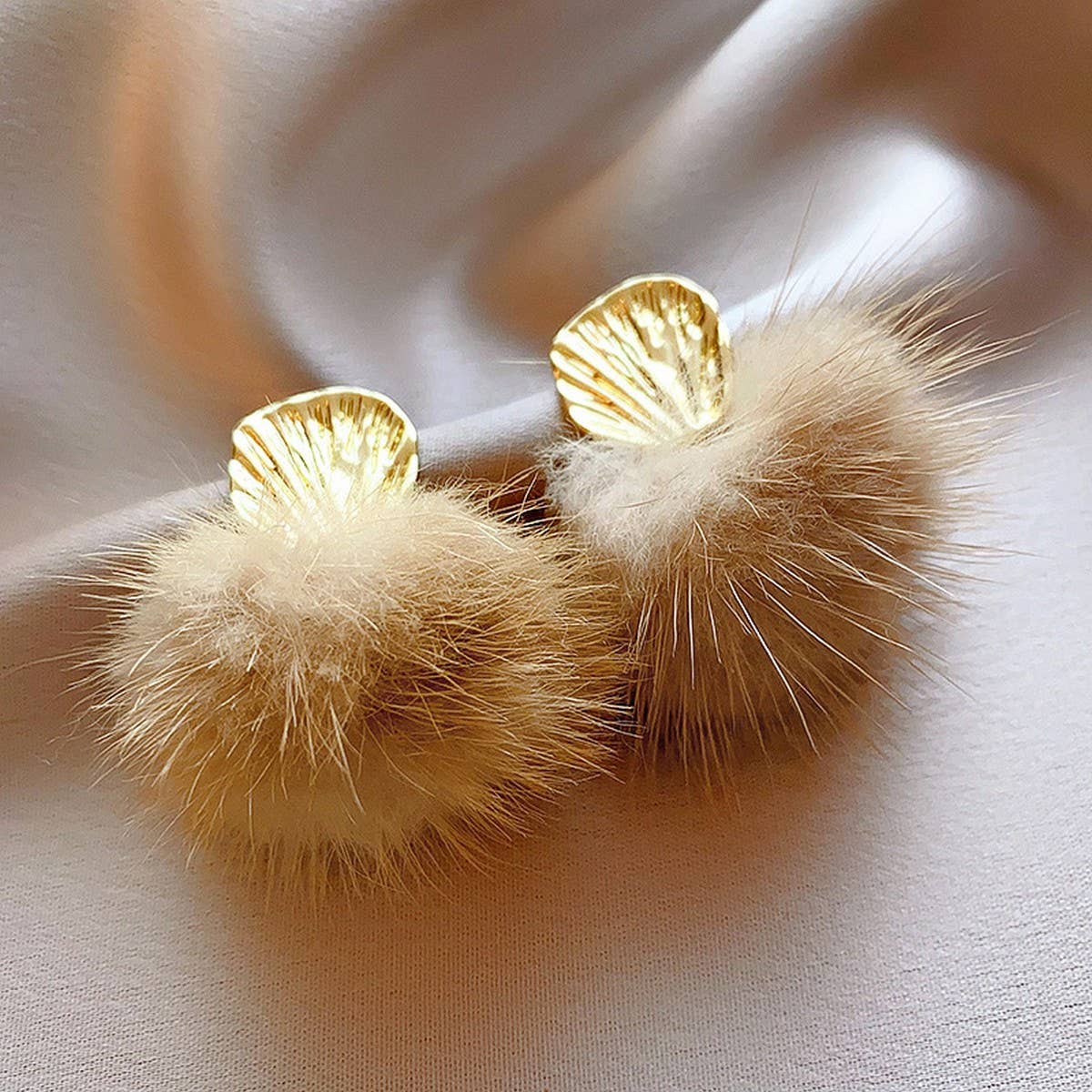 RETRO TEMPERAMENT FUR BALL CUTE EARRINGS_CWAJE2457