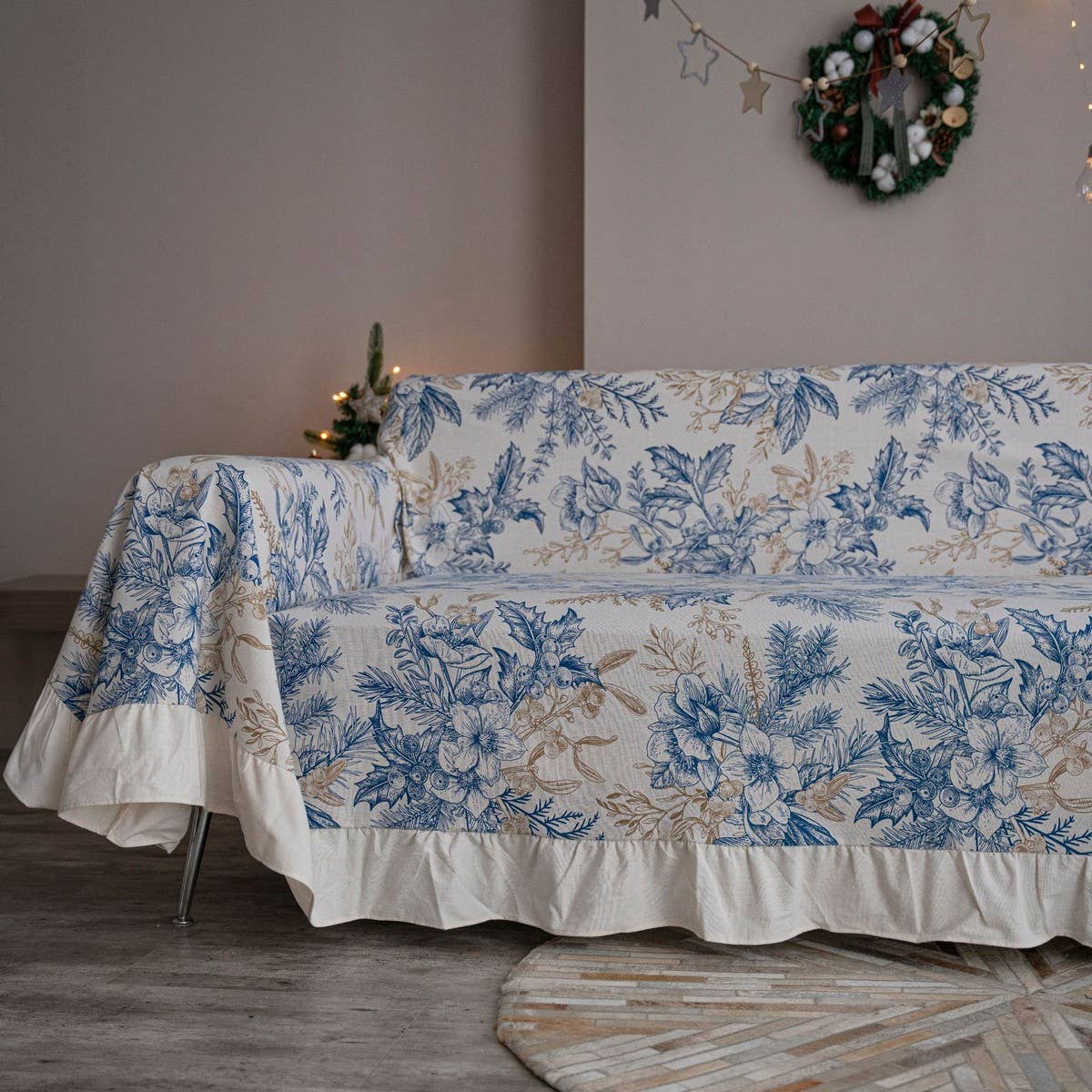 CHRISTMAS PRINT RUFFLED RETRO SOFA THROW_CWMM1657