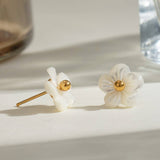 SIMPLE AND VERSATILE 18KGOLD SHELL FLOWER EARRINGS_CWASC1679