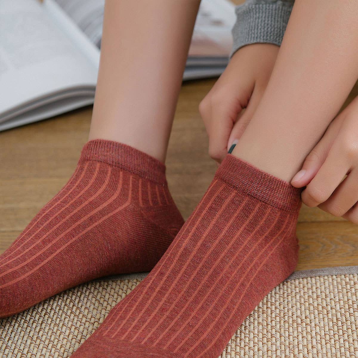 SOLID VERTICAL STRIPES BREATHABLE ANKLE SOCKS_CWMS032