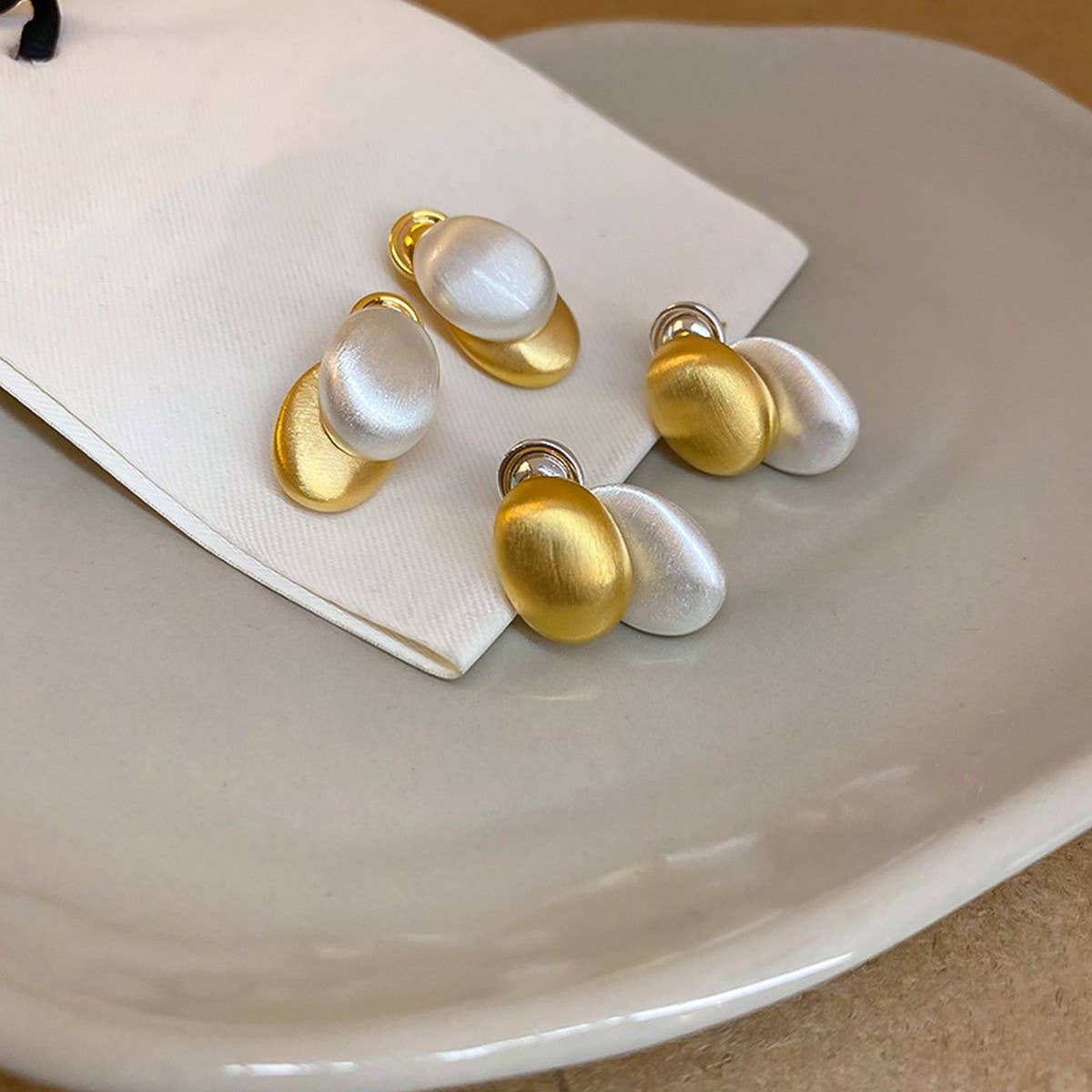 GEOMETRIC MINIMALIST AND LUXURIOUS STYLE EARRINGS_CWAJE2059