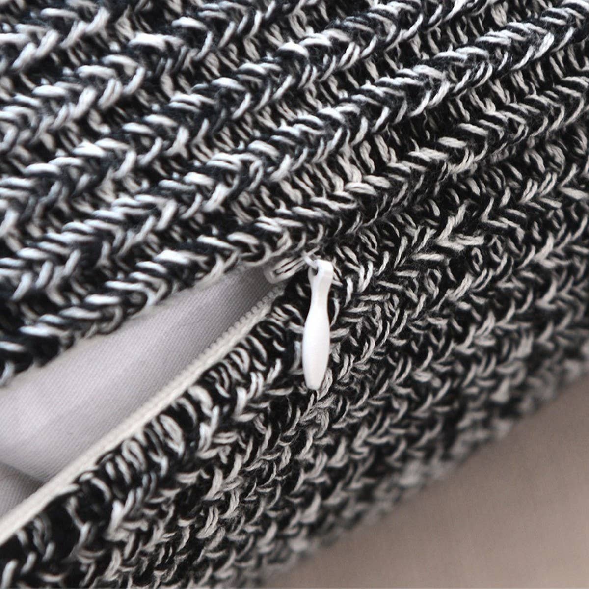 GRADIENT HERRINGBONE COTTON CABLE KNITTED PILLOW_CWMM2385