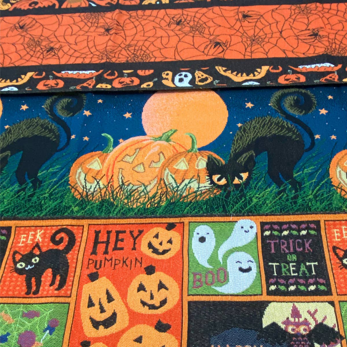 HALLOWEEN DECORATIONS KNITTED TABLE RUNNER_CWMM1727