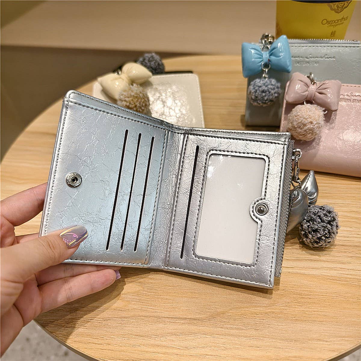 Textured Bow Pendant Bifold Wallet_Cwab06235