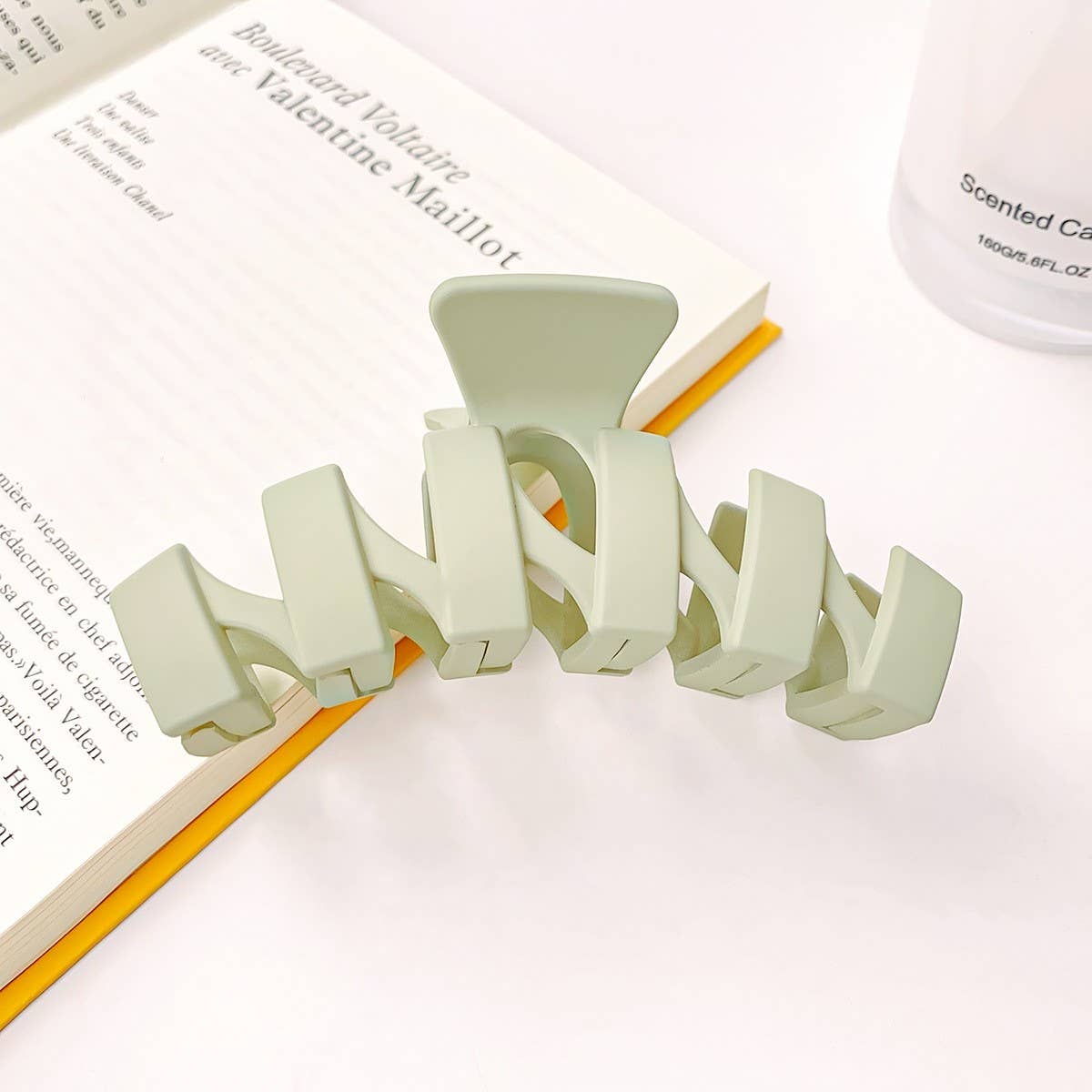 CREAM WAVE HAIR CLAW CHIC SHARK CLIP FOR WOMEN_CWAHA1586