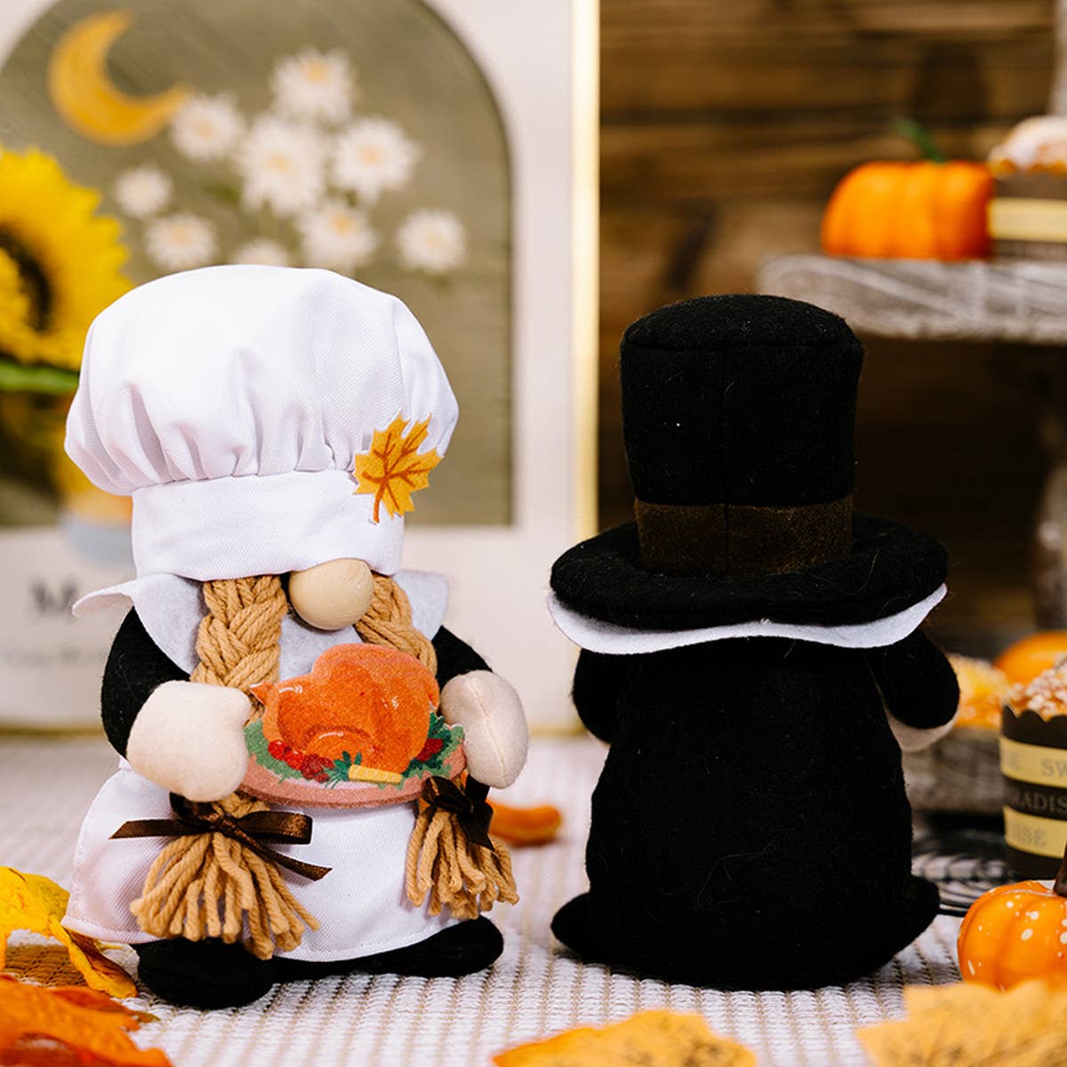 CHEF HOLDING PUMPKIN GNOME FIGURINE_CWMM1761