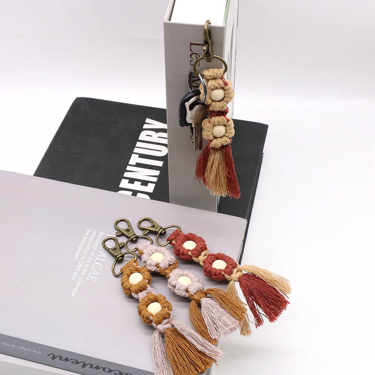 HAND WOVEN FLOWER KEYCHAIN_CWMM1563